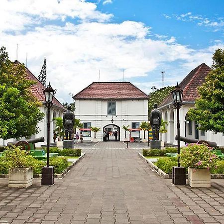 Mitra Hotel Джокьякарта Экстерьер фото
