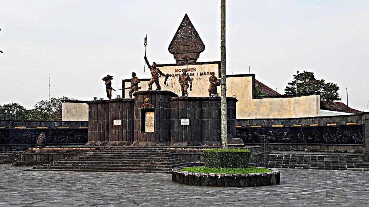 Mitra Hotel Джокьякарта Экстерьер фото