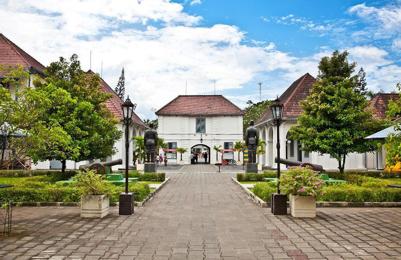 Mitra Hotel Джокьякарта Экстерьер фото